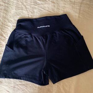 Surface pocket shorts